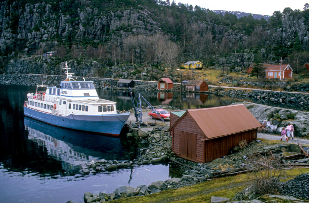 Boat Library “The Book Boat:” Inside a 60-Year-Old Floating Library In Norway